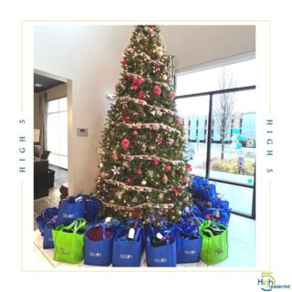 Every year we partner with our local Boys and Girls club to host our annual High 5 coat drive. Our high 5vers and their residents collect and donate coats for our local children and this was definitely another successful year. We are so thankful for the generosity of our residents who assist us with helping those in need. 
🖐️
#thankful #boysandgirlsclub #coatdrive #paxtoncoolsprings #thankyou #appreciationpost #boys #girls #helpingthoseinneed #givingback #givingbackfeelsgood #weloveourresidents #holidays #holidayseason #warmth #wednesday